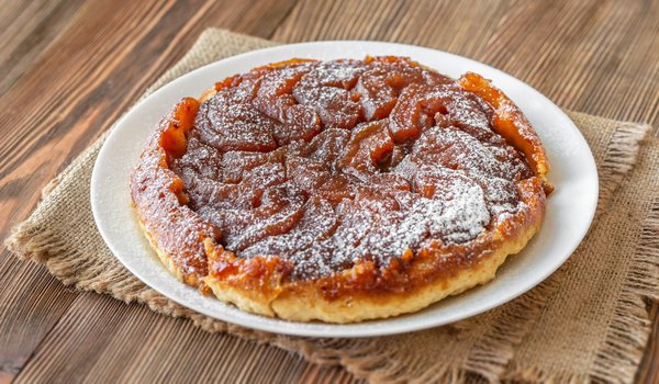 Quelles sont les techniques pour créer une tarte tatin à l'ananas caramélisé et au rhum ?