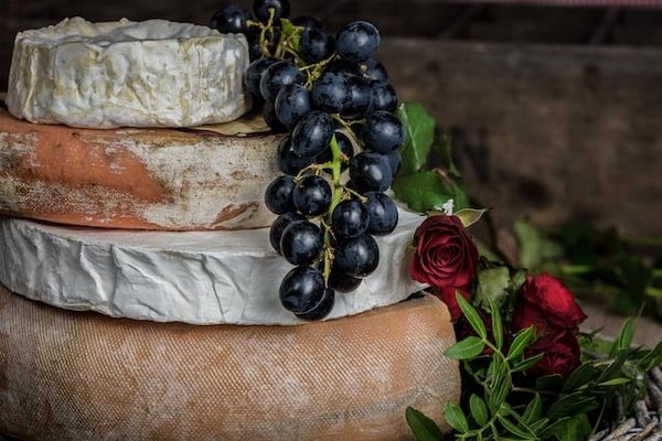Quels sont les meilleurs accords thé et fromage pour une expérience gustative inédite ?