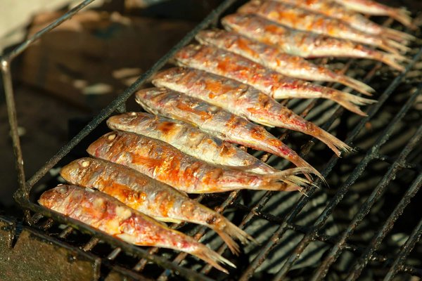 Comment mariner efficacement le poisson pour un barbecue de fruits de mer ?